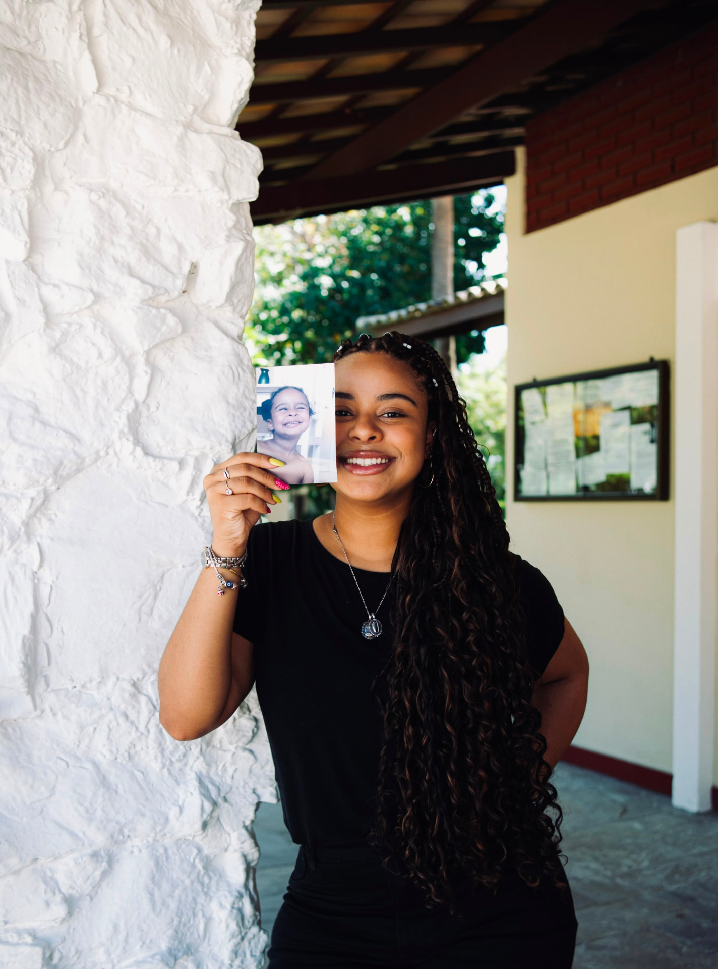 Ayla Montenegro segurando uma foto de infância
