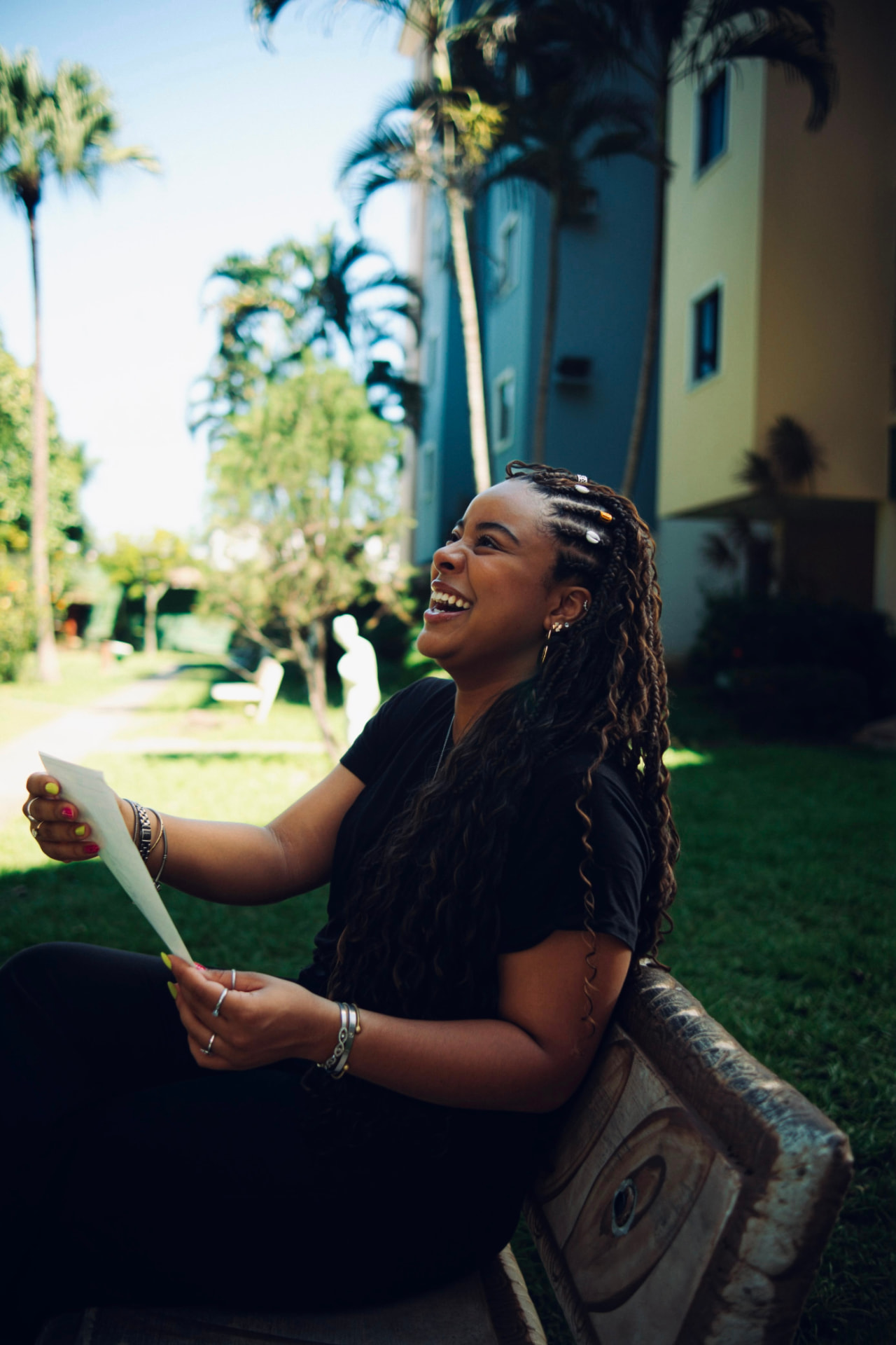 Ayla Montenegro rindo ao ler um papel